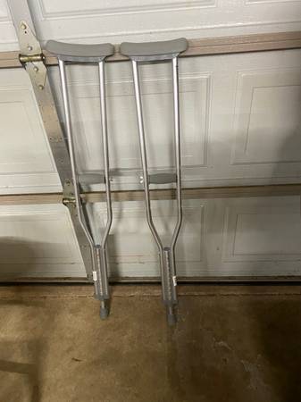 Like new Adjustable Crutches 1