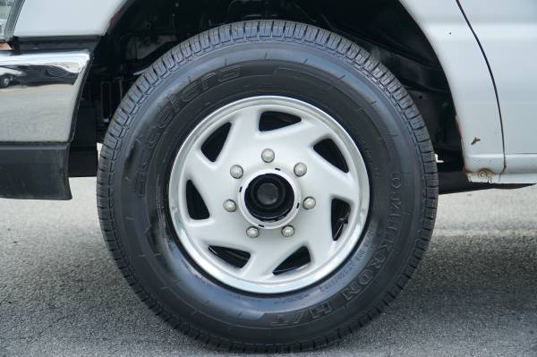 2016 Ford E-350 - Photo 9