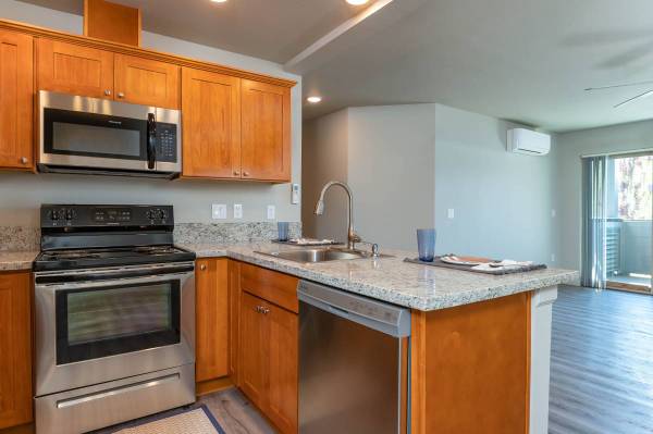 $1,650 / 1hab - 718ft2 - Acogedora habitación de 1 cama con chimenea, aire acondicionado - ¡Pregunte sobre nuestras ofertas actuales! (Troutdale, Fairview, Wood Village, Gresham, Portland)63841708350979120