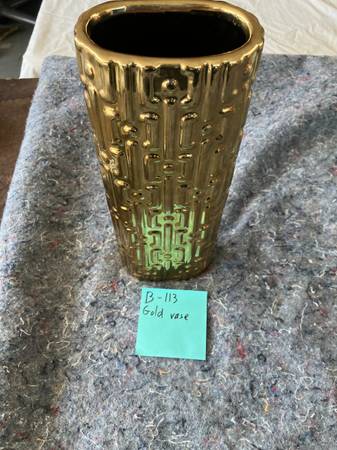 Gold vase 1