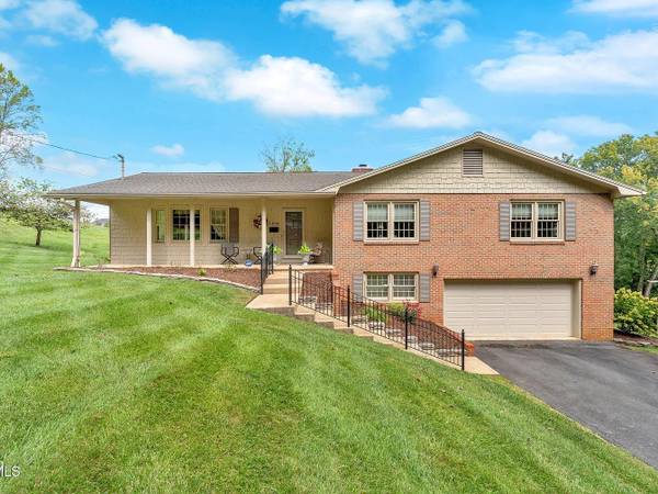$950 / 3br - 3580ft2 - Well-kept 3-bed 2bath home with perfect blend of comfort, convenience! (Johnson City)63886003905793120