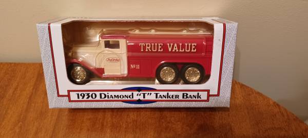 1/34 SCALE TRUE VALUE 1930 "DIAMOND T" BANK 1