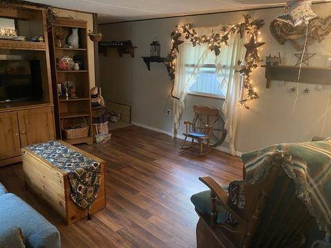 $1,402 / 1br - 870ft2 - maintained mobile home in Heritage Park with fenced area and carport. (Warren, MA)64017044934401123