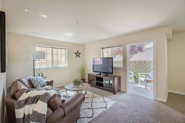 $1,550 / 2br - 1061ft2 - 2 bedroom 2 bath -Move in for Fall! One Month Free Special! (Richland - West Richland Plaza)63779939807489122