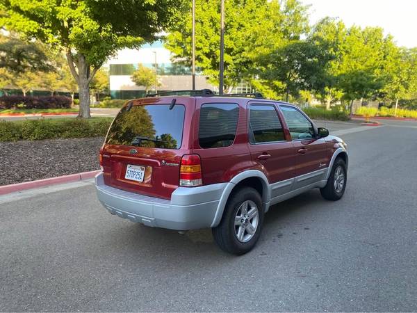 2005 Ford Escape Hybrid AWD 129k Millas Título Limpio Funciona Bien SMOGDONE - $4,950 (sacramento)63619385968385122