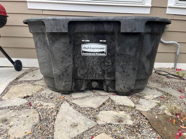 100 gallon Rubermaid Stock Tank 1
