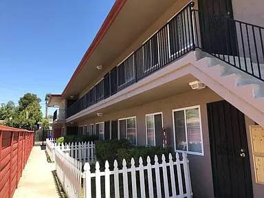 $1,090 / 2br - 800ft2 - 2 bedroom 1 bath with one off street parking space! (San Diego)63998456912898123