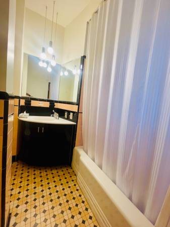 $4,500 / 5br - Spacious 5BR/2BA Apartment near Tufts & Davis Sq – $4500/month (somerville)63845968079489124