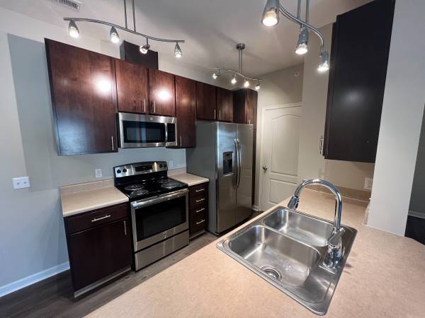 $1,300 / 1br - 865ft2 - 1 Bed 1 Bath LARGE apartment!!! Gift Card Raffle!63681642171521120