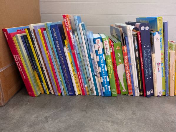 120 libros para niños pequeños/educación inicial - $20 (Andover)63471381117187122