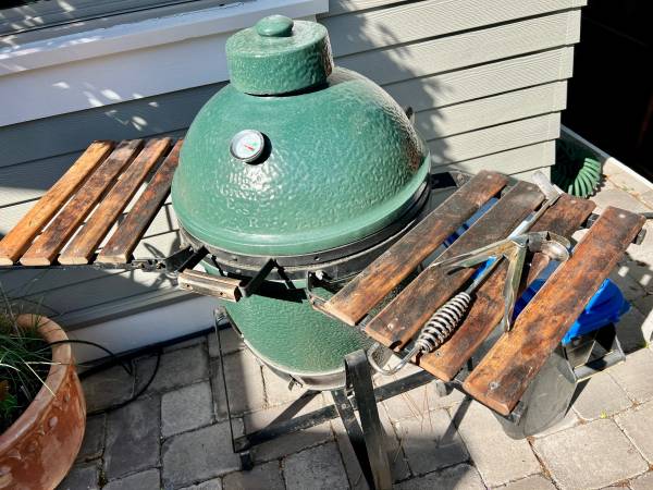 Medium Big Green Egg 1