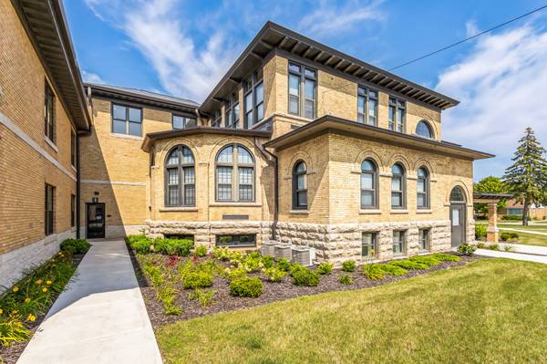 $1,108 / 2br - Estacionamiento en lote, Aire acondicionado central, Garaje disponible (1745 Oregon St, Oshkosh, WI)63845964924801123