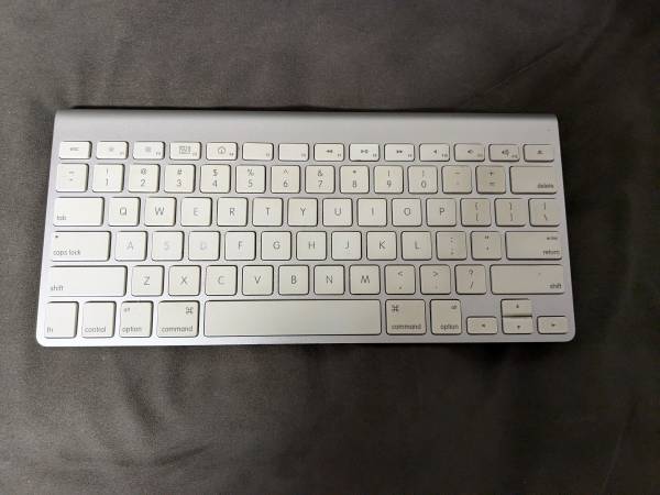 Like new Apple Bluetooth Wireless Keyboard - A1314 (MC184LL/B) 1