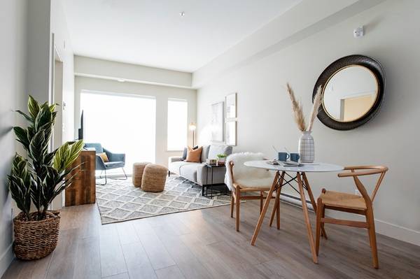 Modern 1BR/Full size W&D/Vinyl floors/Close to Skytrain/No pets! 2
