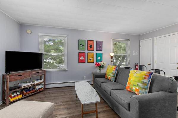 $1,350 / 1br - 480ft2 - Located right across from Wicks Park and the chain ferry (Saugatuck)63618866314241124