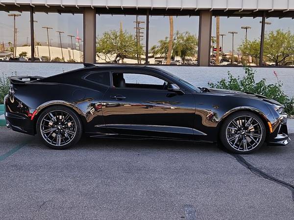 2019 Chevrolet Camaro Mosaic Black Metallic Llame Hoy! - $63680.00 (3566 E Speedway Blvd, Tucson, AZ 85716)63611912823553124