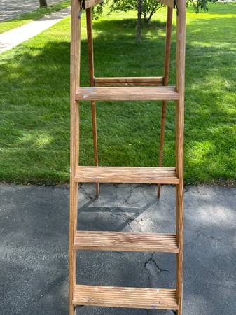 Escalera plegable de madera de 6 pies con estante para pintura - $35 (Waukesha)63470634539009123