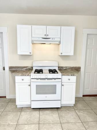 $2,350 / 2br - 780ft2 - [Salem] 2 Bedroom, Lead Compliant, Section 8 Welcome, HT/HW, Pets OK! (Salem)63620275246849122