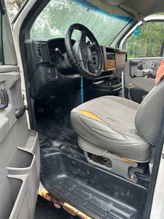 2003 Chevrolet Express 2500 - Photo 9