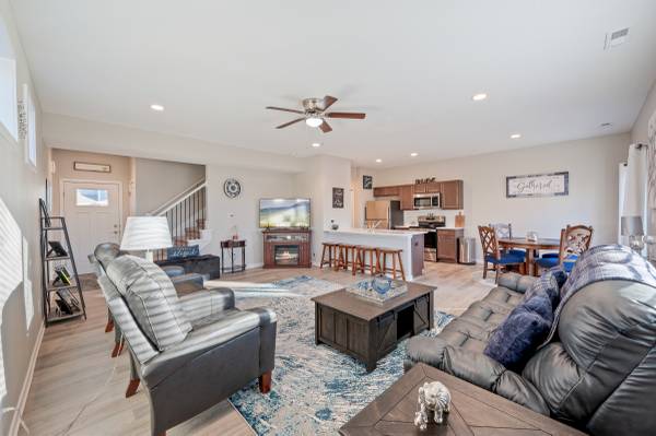 $235,000 / 3br - 1617ft2 - Meticulously maintained end-unit townhome in Pleasant Hill!! (Pleasant Hill, IA)64308410481283123