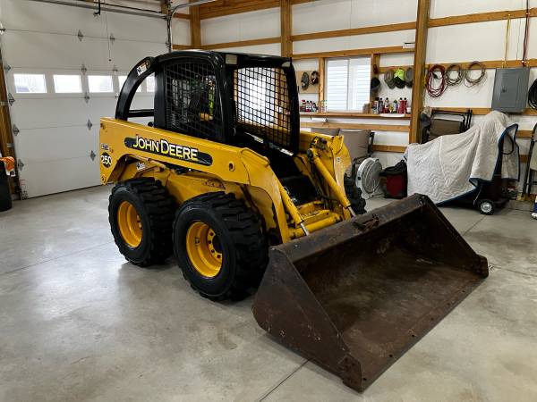 2002 John Deere 250 Skidsteer 1