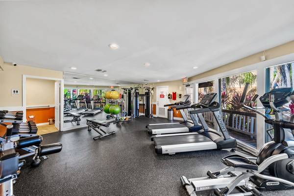 $1,892 / 2br - 920ft2 - Tampa FL, 2bd 2ba, Coffee & Tea Bar (Wonderful lake view)63976137757186120
