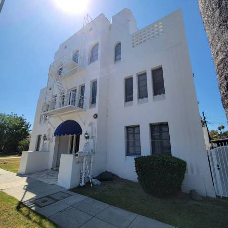 $1,695 / 600ft2 - Large Studio Available (Leimert Park, Los Angeles)63700958209921122