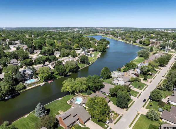 $100 / 4br - 3000ft2 - Lakefront 4 bedroom house with pool and hot tub (Omaha)63976697890051120