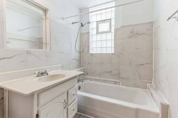 $900 / 3hab - **Se busca compañero de cuarto: McKinley Park 3hab/1.5ba, 2 habitaciones + porche disponibles, (McKinley Park)63048254842881123