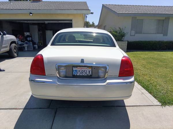 2006 Prestine Lincoln town car, Signature Series. - $5,950 (Merced)63435382456707121