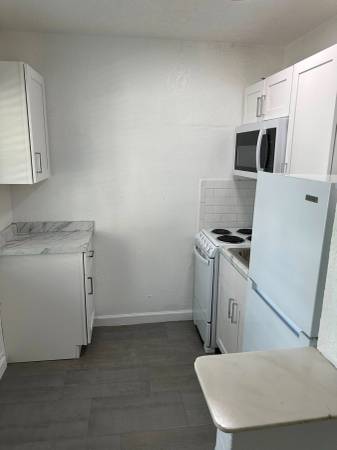 $1,500 STUDIO ON A1A WITH WATER AND ELECTRIC INCLUDED !! (Deerfield Beach)63983674202499123