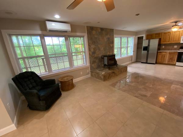 $1,800 / 2br - 1400ft2 - Lower Duplex on Flat Rock Park! (Flat Rock)64029373241217124