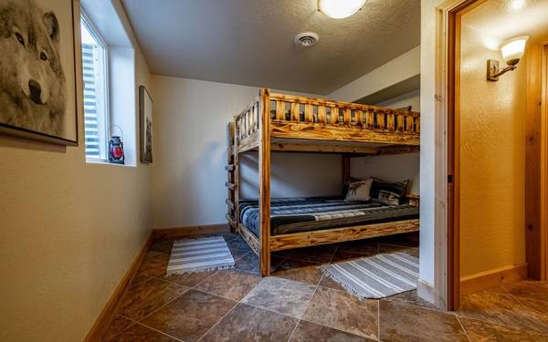$120 / 3br - Impresionante paisaje de Wyoming. Cabaña de troncos frente al río. Relájese o explore (Meeteetse, WY)63829654818049123