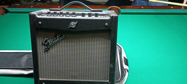 Fender Stratocaster con amplificador - $400 (Ciudad de Panamá)63440128271233123