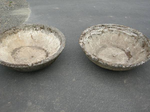 2 LARGE ROUND FLUTED CEMENT PLANTERS PLANTER BOX 3' Dia OUTDOOR RAISED 1
