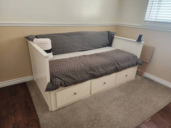 IKEA WHITE TWIN DAYBED 1