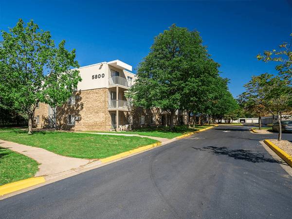 $1,520 / 2br - 950ft2 - Enamórate perdidamente de tu nuevo apartamento con lavadora/secadora y garaje (5700 73rd Avenue North, Brooklyn Park, MN)63666914532227122