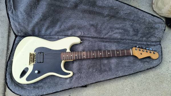 Fender Stratocaster-style Electric Guitar 1