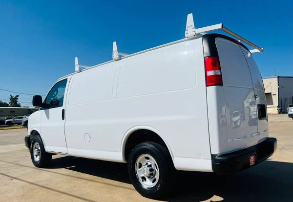 2021 Chevrolet Express 2500 - Photo 2