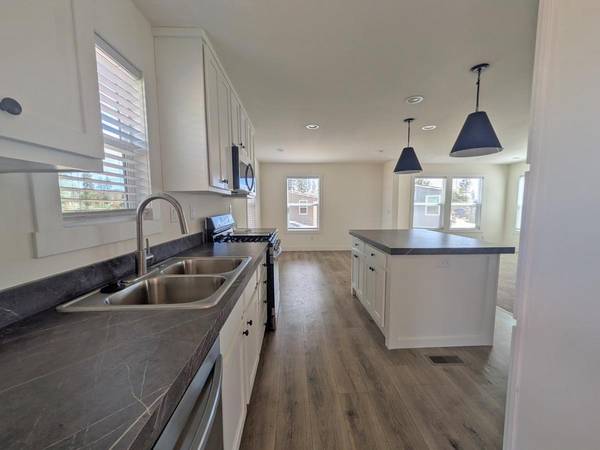 Your Ideal Pet Friendly 3 BR Home-Tour Today! 1