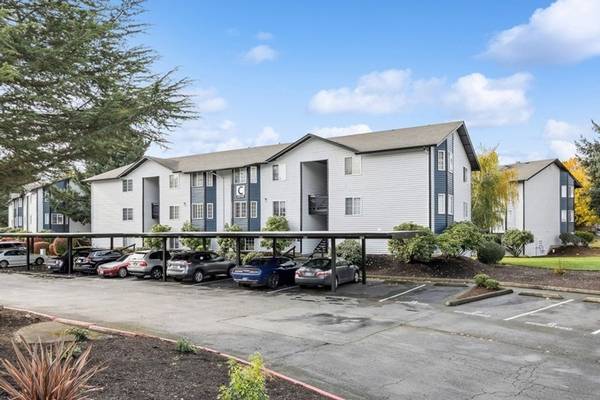 $2,836 / 3br - 1200ft2 - Greenbelt Views, Clubhouse with Game Room, Spacious Closets63845963376001124
