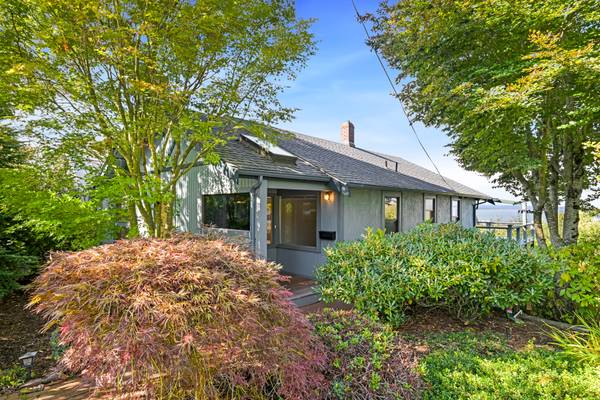 $3,000 / 2br - 1536ft2 - Charming 2-Bdrm Home with Stunning Water Views near Historic Downtown (Bellingham)63920958932354120