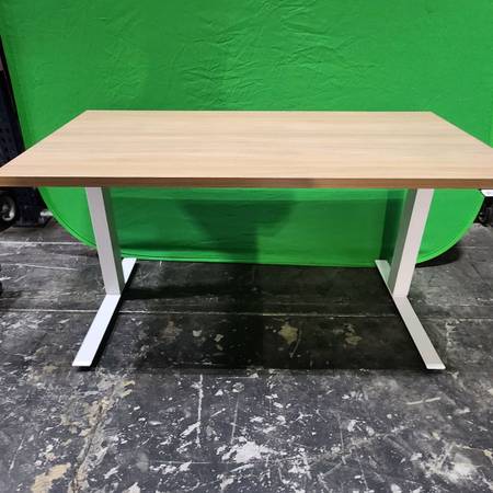 OMT VEYHL Sit To Stand Desk 1