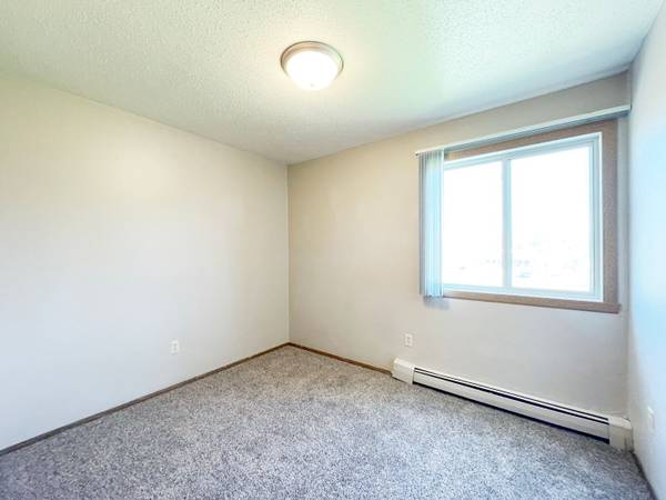 $835 / 2br - 800ft2 - 2/bd 1/ba, Lawn Care and Snow Removal, Heat Paid (505 Park Street, Minot, ND)63774527425155121