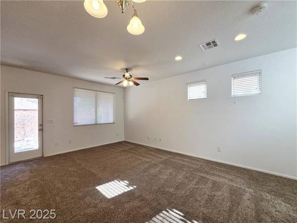 $1,975 / 3br - 1740ft2 - Beautiful 3-bedroom House in SW with Upgrades & Community Pool (SW - Mountains Edge)63907028726275124