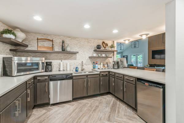 $1,855 / 2br - 896ft2 - One month free! In unit W/D, nearby trails, bright living room (Portland, Tigard, Murray Hill, Beaverton)63999315299843124