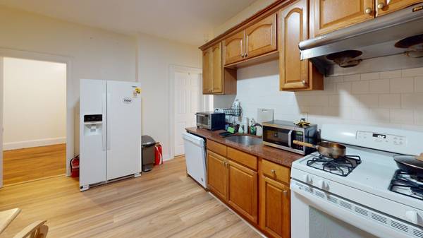 $850 / 4br - Dorchester Room in 4 Bed/1 Bath Apartment | Newport S (Dorchester)63996548300418122
