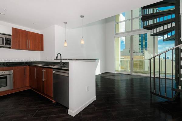 $3,200 / 1br - 762ft2 - Feel the Buzz of Our City from this Waterfront Loft! (Met 1- Downtown)64001844869889121