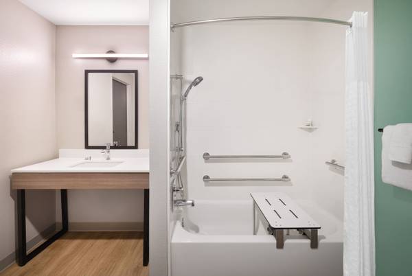 $1,767 / 1br - Estacionamiento gratuito, recepción 24 horas, entrada pública accesible (1100 Clinchfield St, Johnson City, TN)63695146640515122