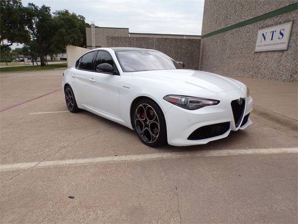 2022 ALFA ROMEO GIULIA VELOCE TI TOTALMENTE EQUIPADO Y TOTALMENTE MANTENIDO - $26,500 (Irving, TX)63439013200387121